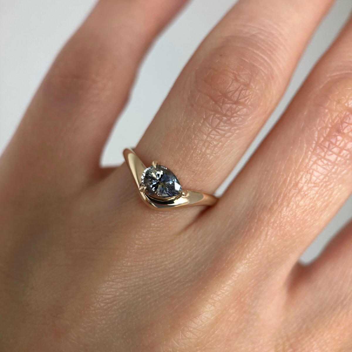 14K Yellow Gold Caia ring with Bi-color Sapphire SZ 5 - Image 4