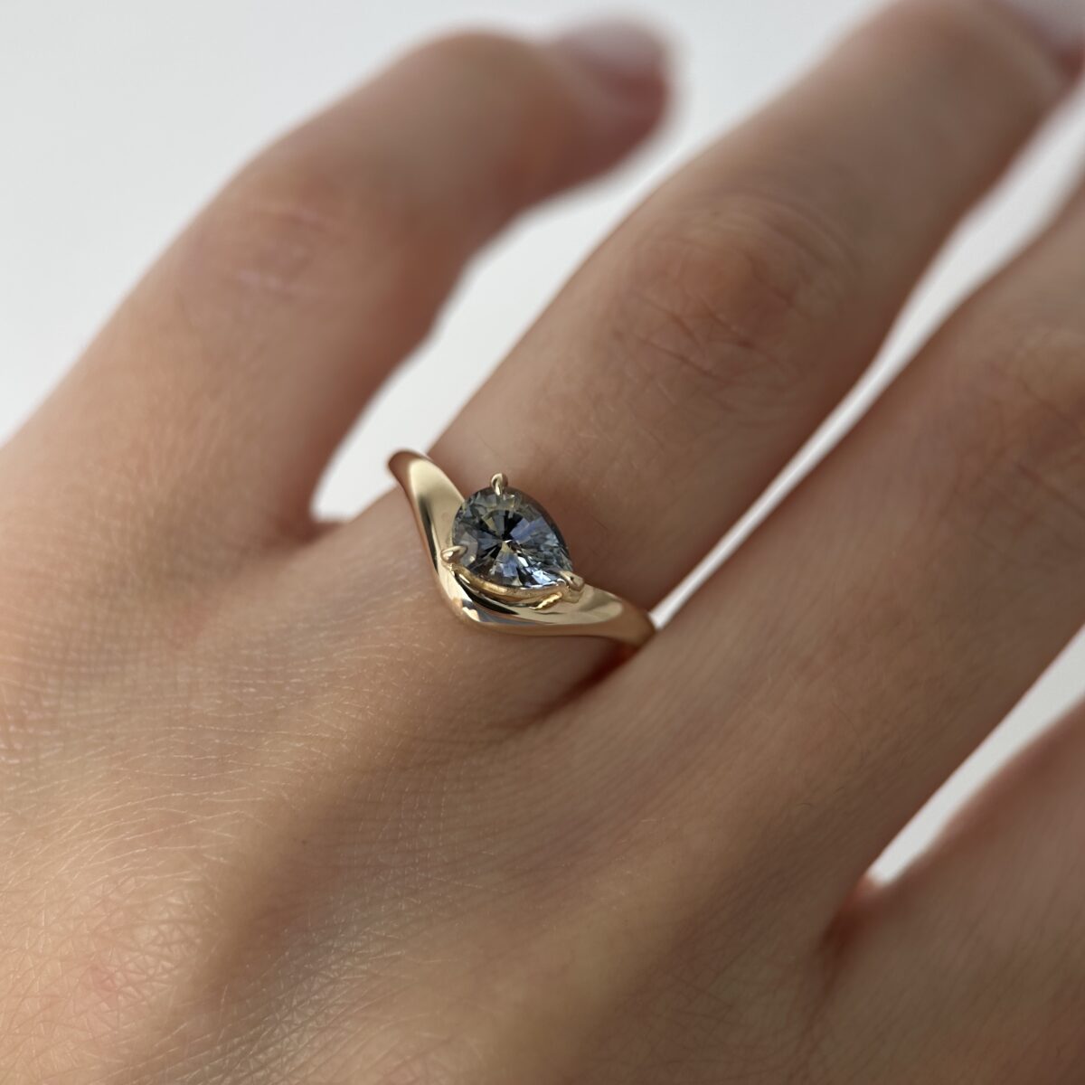 14K Yellow Gold Caia ring with Bi-color Sapphire SZ 5 - Image 16