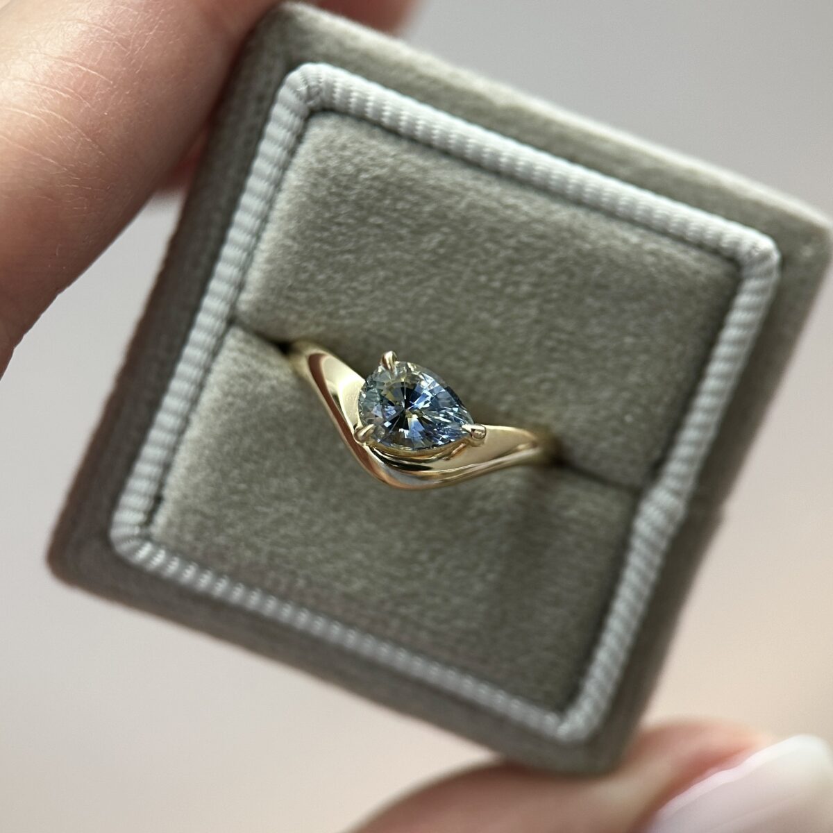14K Yellow Gold Caia ring with Bi-color Sapphire SZ 5 - Image 2
