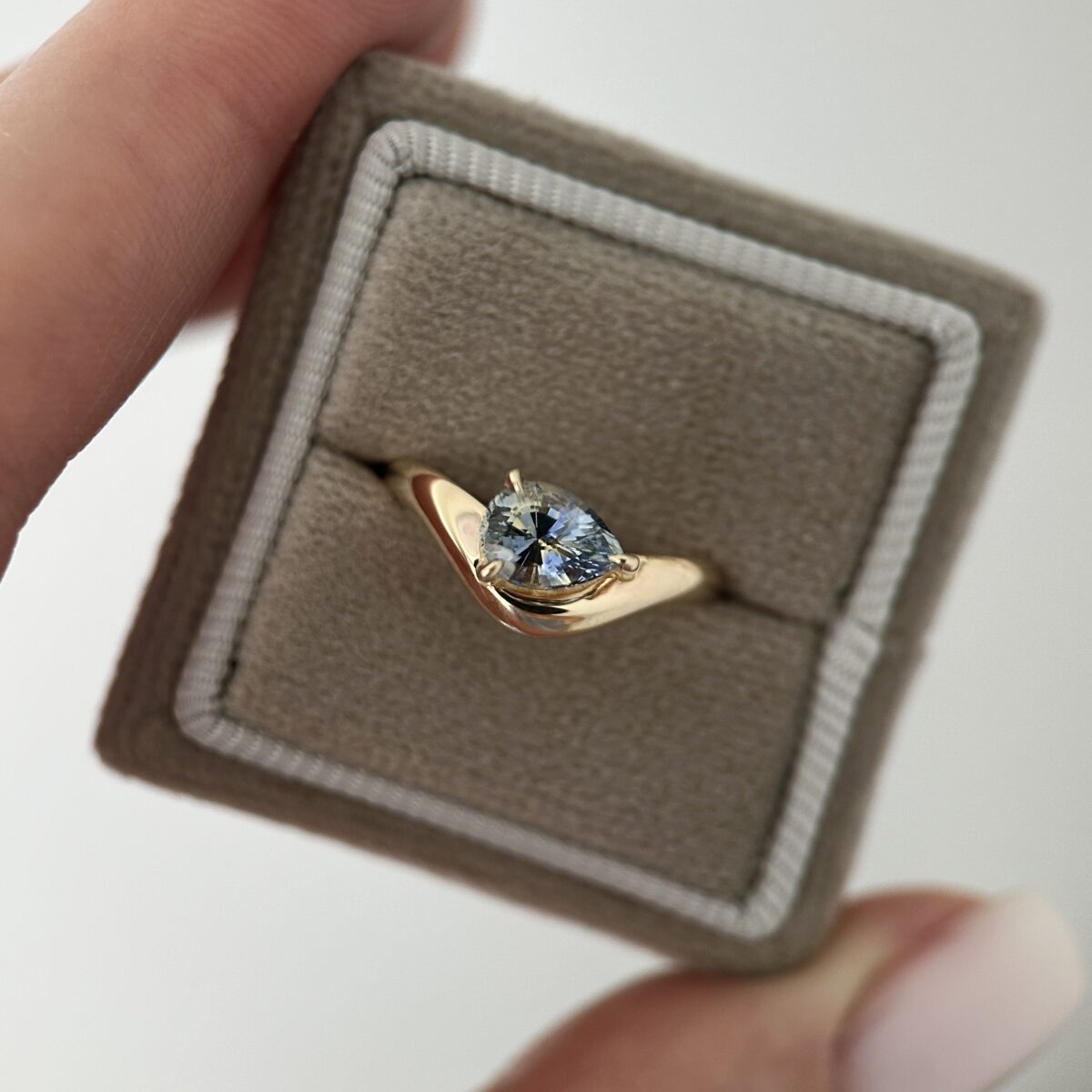 14K Yellow Gold Caia ring with Bi-color Sapphire SZ 5 - Image 7