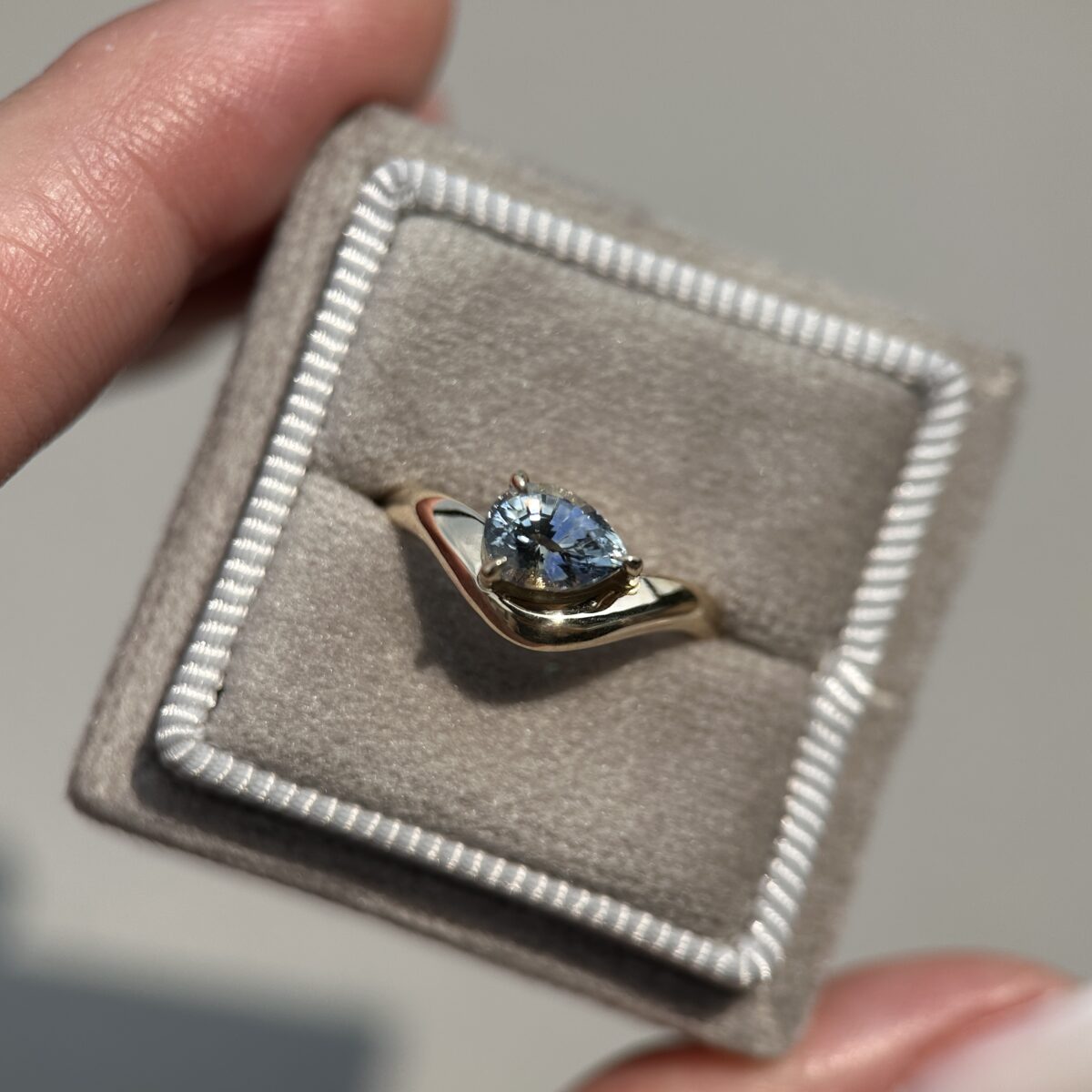 14K Yellow Gold Caia ring with Bi-color Sapphire SZ 5 - Image 9