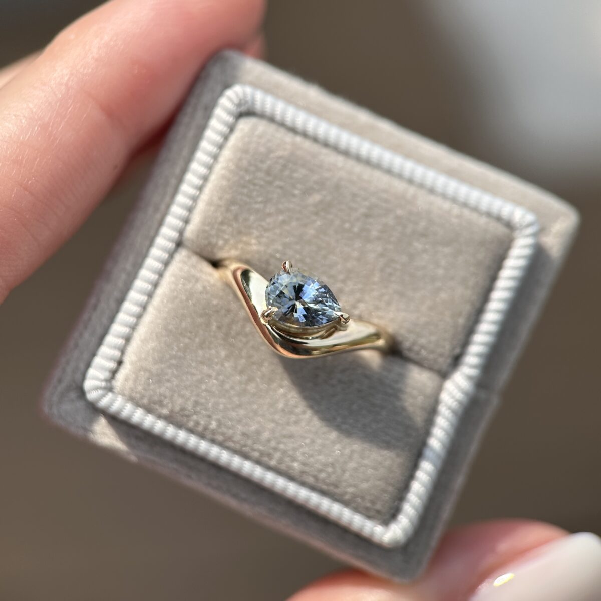 14K Yellow Gold Caia ring with Bi-color Sapphire SZ 5 - Image 5